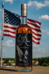 <img src="eagle-rare-bourbon.jpg" alt="アメリカ国旗を背景にしたイーグルレア10年バーボンウイスキーのボトル" />