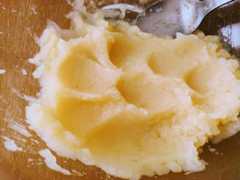 だしポテサラの作り方。だしを加えながらクリーミーになるまで芋をつぶす
