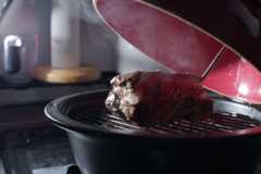 豚ロースを熱燻している様子