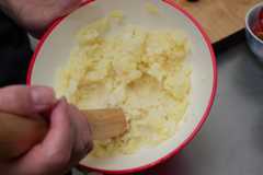 ふかしたじゃがいもをつぶしていきます。ゴロゴロ感が残るくらいの加減で！