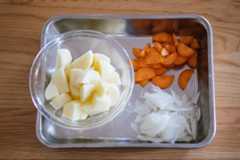 ジャガイモ2個に対してニンジン1/4本とタマネギ1/4個