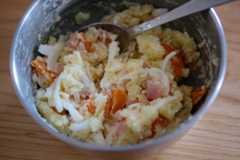 マヨネーズを好みの量加えていく