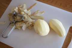 今回はメークインと凹凸の少ない男爵系（？）を各1個使用