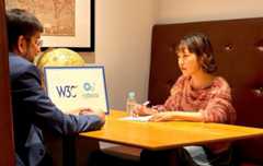 Philippeと対面しインタビューをするSaku