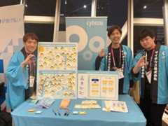 サイボウズブースにはアンケートパネルやサービスのアーキテクチャ外観図が配置されている