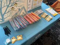 軍手、Garoonケーブルバンド、kintoneメモ付箋の写真