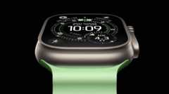 Apple Watch Ultraの正面と側面を斜めから捉えたイメージ。丸みを帯びたチタンケースと、みどり色のバンド、コンパス表示の文字盤が立体的に映し出されている様子