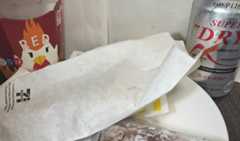 コンビニチキンと缶ビールがうつる写真