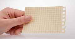 一枚の方眼紙を手に持つ様子