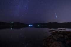 凪いだ水面に落ちる星の光。星も眠り込む夜更けに、流れ星が一つ流れた。Starlight falling on still water. Late at night, when the stars are also falling asleep, a single shooting star has fallen.