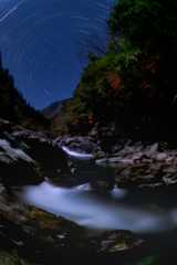 ほんの少しだけ残る紅葉、珍しく快晴で、北極星を中心に比較明合成で一時間の星の軌跡を描けました。