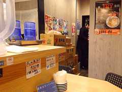 L字型カウンター8席。お冷はセルフサービス＠十条「煮干そば 流。（ル）」