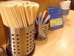 整頓されたカスターセット＠十条「煮干そば 流。（ル）」