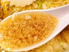 レンゲでビッシリすくえるスープの豚背脂＠十条「煮干そば 流。（ル）」