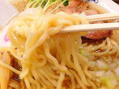 麺を引っ張り上げた時に表面をテカテカのアブラがコーティング＠十条「煮干そば 流。（ル）」