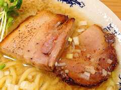 提供直前にバーナーで炙られ香ばしさ最上級の豚バラチャーシュー＠十条「煮干そば 流。（ル）」