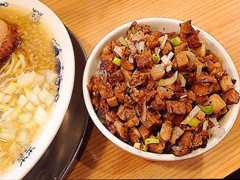 東京・十条の人気ラーメン店「流。（ル）」の肉めし