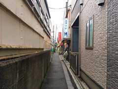 JR埼京線・十条駅ホーム真裏の小道