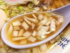 タマネギもすくっていただくと甘辛みがプラス＠十条「煮干そば 流。（ル）」