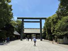 靖国神社　第二鳥居と拝殿