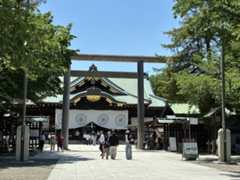 靖国神社 中門鳥居と拝殿