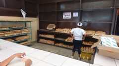 町のパン配給所。同じ丸パンが果てしなく並ぶ。