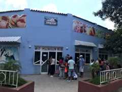 ハバナのアイス屋も行列