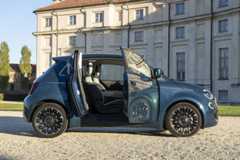 リヤドア付き「ただし右側のみ」のフィアット500があるってマジ!? 日本人が知らないチンクの日本導入は難しい?