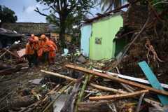 Evakuasi korban meninggal akibat banjir bandang Sukabumi