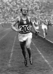 Czech runner Emil Zatopek wins 1500m at 1947 International University Games. ©Keystone/Getty Images