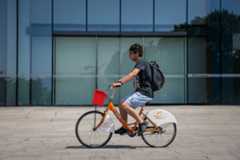 Hundreds of thousands of people cycle in Hangzhou every day ©Getty Images