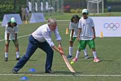 Current IOC President Thomas Bach played cricket with a tennis ball in Mumbai earlier this month ©Getty Images