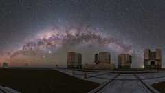A cosmic rainbow over the VLT