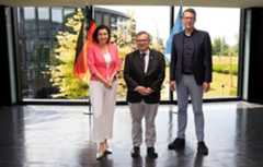 German Federal Minister of Research, Technology and Space and Bavarian State Minister for Science and the Arts visit ESO Headquarters