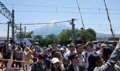 thousands of tourist visit Fujikawaguchiko and mt fuji