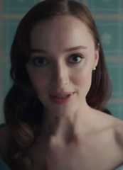 Phoebe Dynevor as Liz Nettles