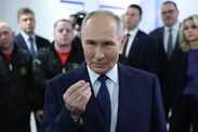 Putin facing fresh revolt as furious Russian soldiers explode at ban - 'do not deprive us' Putin speaks with hand gesture in front of people