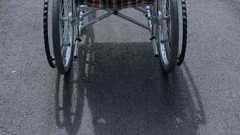 「車椅子で山手線に乗りこもうとする中年男性。『手伝ったほうがいいかな』と思って見ていると...」（千葉県・70代男性）