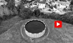 Así se ve la balsa de Dénia contra incendios ya completamente llena de agua