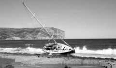 La odisea de retirar el gran velero encallado en Xàbia: los temporales obligan a suspender los trabajos