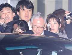 自民党幹部らとの会談を終え、車に乗り込む公明党の井上幹事長＝東京都千代田区で２０１５年１２月１１日午後８時、小出洋平撮影