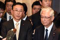 軽減税率に関する協議を終え、記者会見する自民党の谷垣禎一幹事長（左）と公明党の井上義久幹事長＝東京都千代田区で２０１５年１２月１２日午後５時５９分、喜屋武真之介撮影