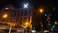 Logo de X, en la sede de la compañía de Elon Musk. Foto: (Reuters)