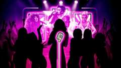 Múltiples generaciones se reúnen para vivir una noche de karaoke con micrófonos 'fake' y "música de plancha" | Especial