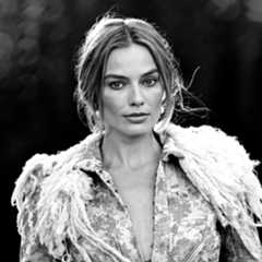 Margot Robbie attends the "Wuthering Heights" Photocall at Spencer House on February 04, 2026 in London, England.