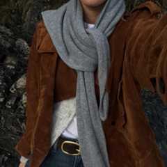 Inlfuencer wearing a triangle scarf