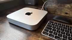 M2 Mac mini on a wooden desk