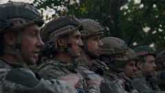 Soldiers in a line in 2000 Meters to Andriivka