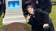 Grant Gustin grave kneeling meme but with the Windows 11 Task Manager icon on the gravestone