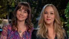 (L to R) Linda Cardellini as Judy Hale and Christina Applegate as Jen Harding in Dead to Me